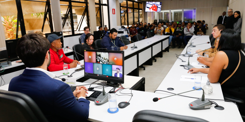 parlamentares e participantes presentes em audiência pública na câmara municipal de bh