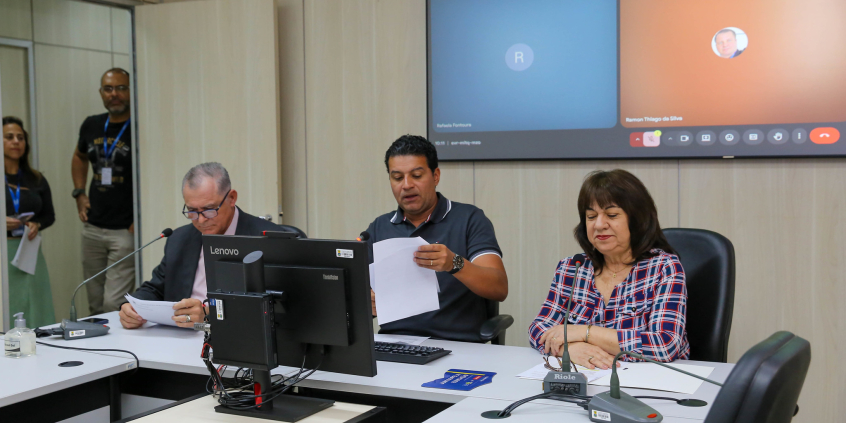 parlamentares presentes em reunião da comissão de orçamento