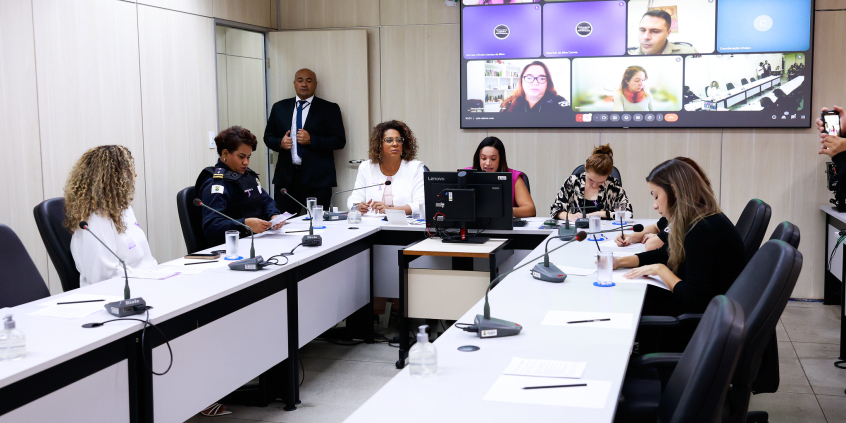 Vereadoras e convidadas no Plenário Helvécio Arantes