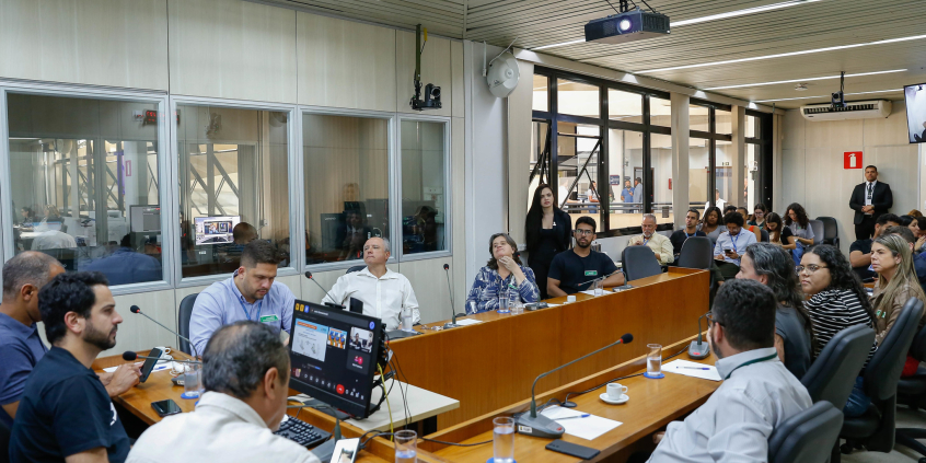 parlamentares e participantes presentes em reunião na câmara municipal de bh