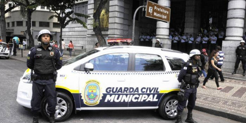 policiais da guarda municipal ao lado de veículo da corporação