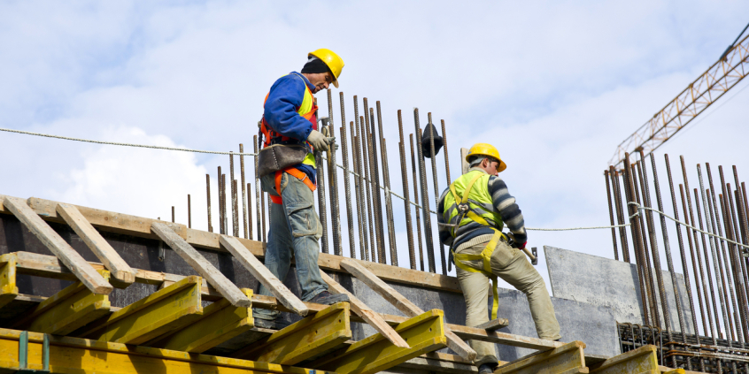 trabalhadores da construção civil em atividade