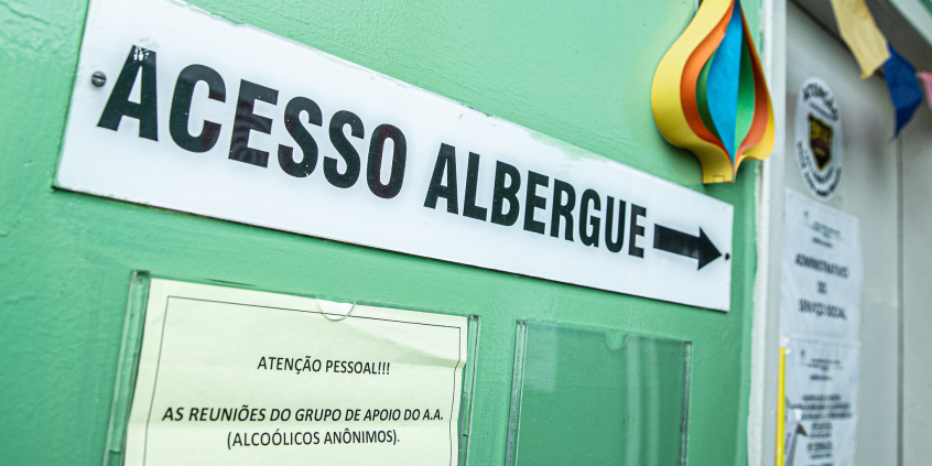 entrada de albergue público