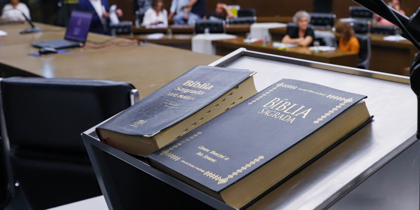 livro da bíblia sobre púlpito no plenário da câmara