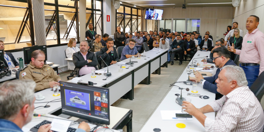 Vereadores e convidados no Plenário Helvécio Arantes