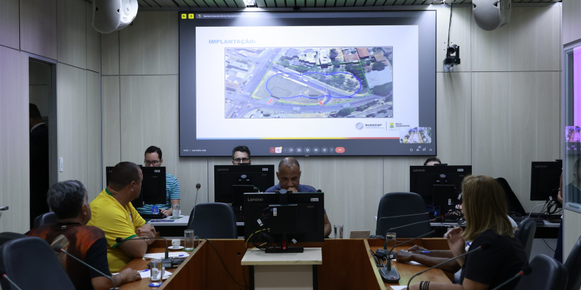parlamentares e participantes presentes em reunião na câmara municipal de bh