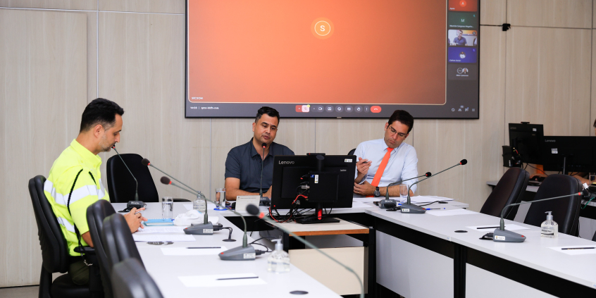 parlamentares e participantes presentes em audiência pública na câmara municipal de bh
