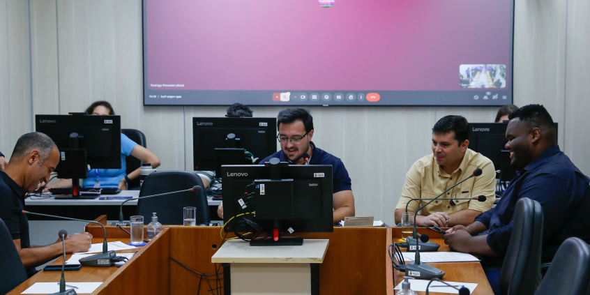 parlamentares e participantes presentes em audiência pública na câmara municipal de bh
