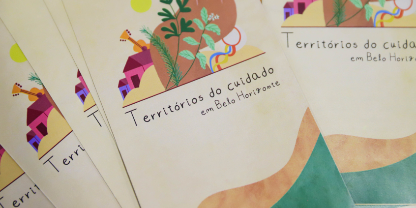 panfletos sobre o tema do cuidado dispostos sobre mesa