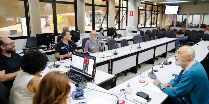 parlamentares e participantes presentes em audiência pública na câmara municipal de bh