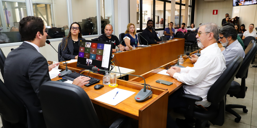 Vereadores e convidados no Plenário Helvécio Arantes