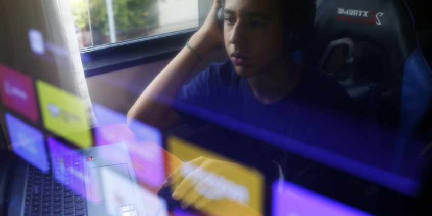 reflexo de um adolescente na tela de um computador