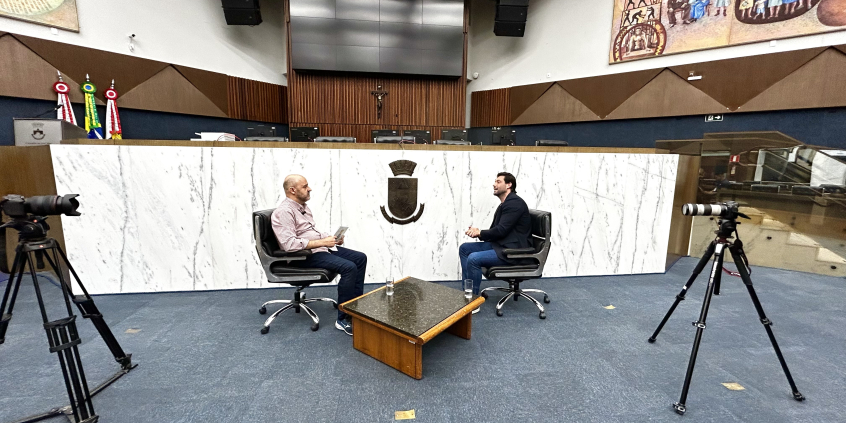 O jornalista Alessandro Duarte entrevista o vereador Diego Sanches no Plenário Amintas de Barros