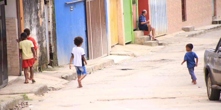 Casas e moradores na ocupação Vila Nova Paraíso