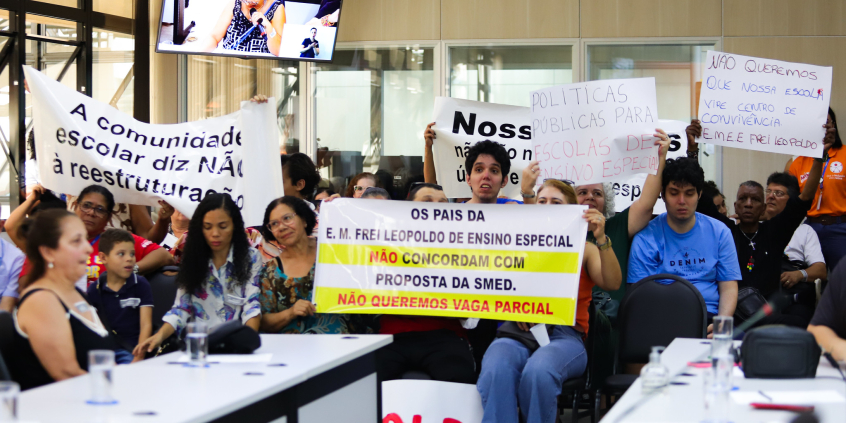 Famílias estendem faixas contrárias à reestruturação