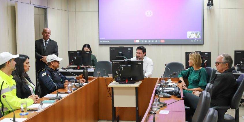 parlamentares e participantes presentes em audiência pública na câmara municipal de bh
