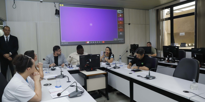 Vereadores e convidados no Plenário Helvécio Arantes