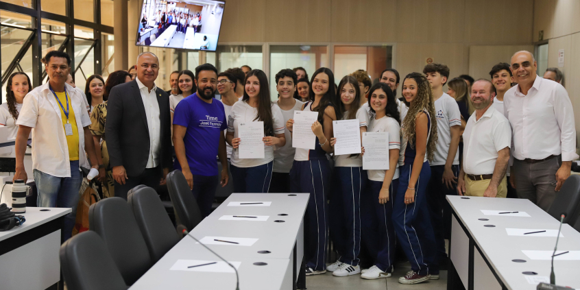 Vereadores e convidados no Plenário Helvécio Arantes