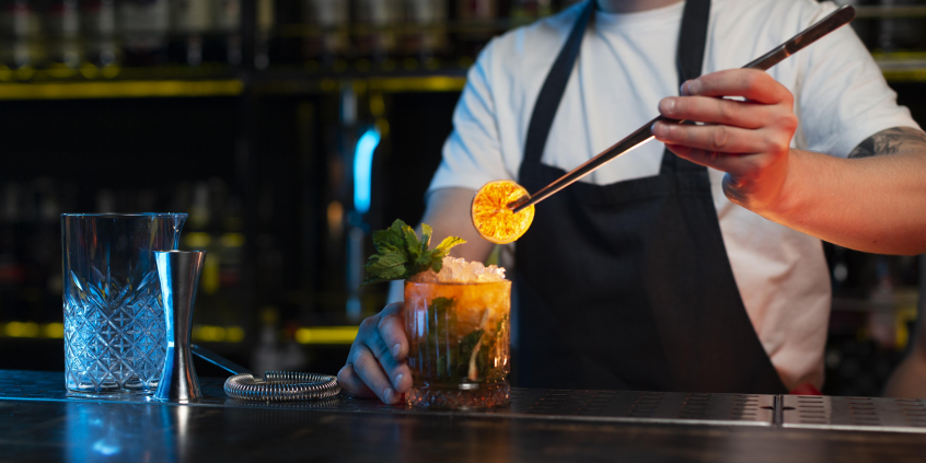 Imagem de barman preparando um coquetel