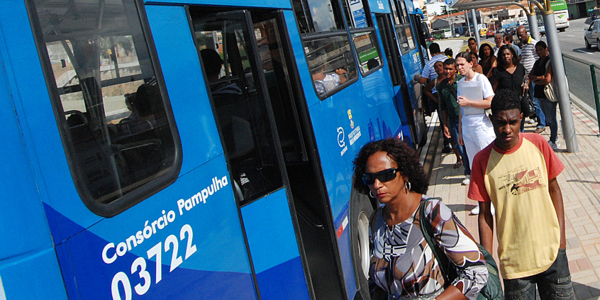 pessoas entrando em ônibus