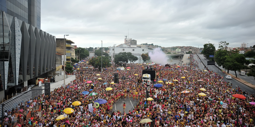 Foliões se aglomeram durante realização de bloco de carnaval em BH