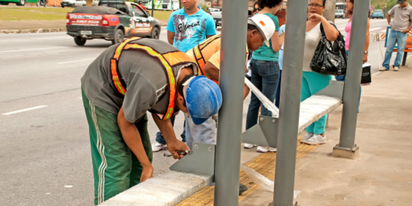 funcionários da prefeitura realizam obras em ponto de ônibus