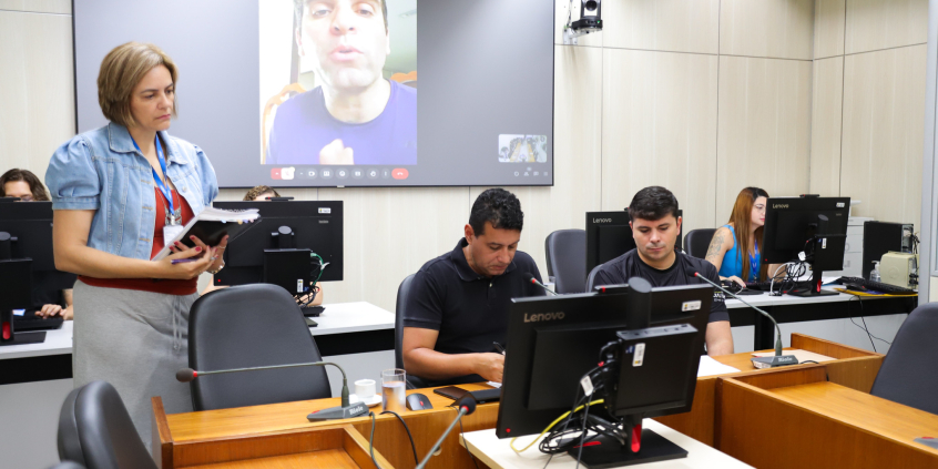 parlamentares presentes em reunião de comissão