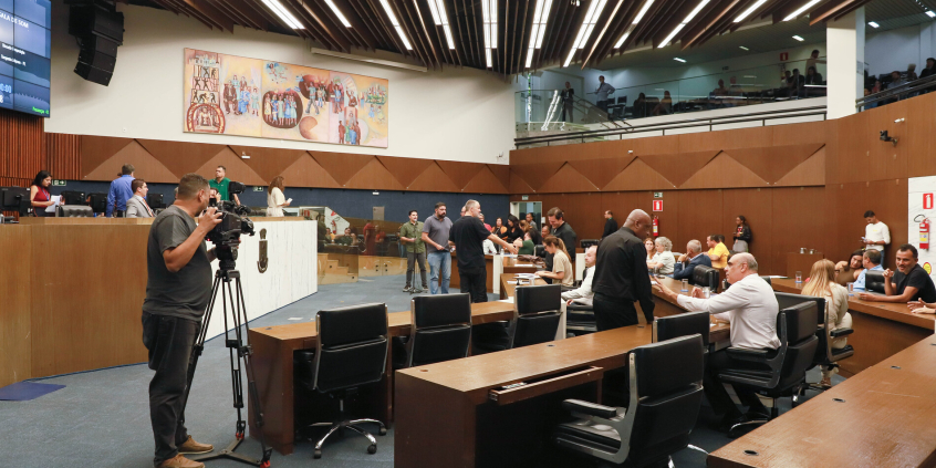 parlamentares presentes no plenário da câmara de bh
