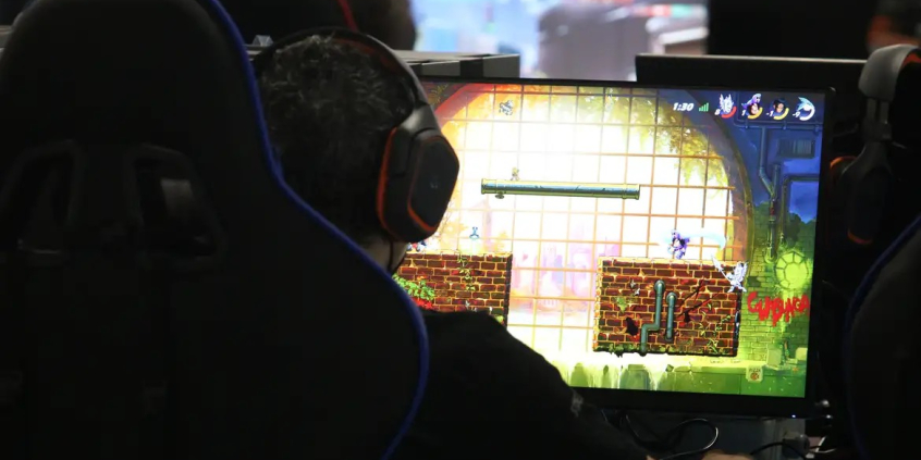 Homem joga no computador