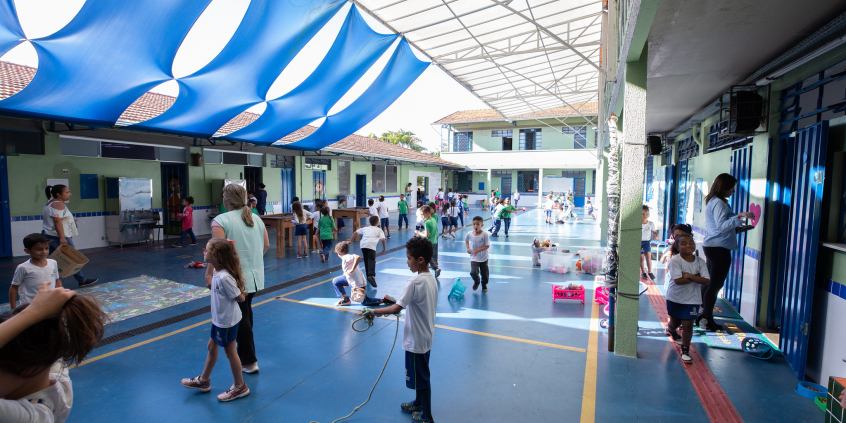 quadra de escola com estudantes