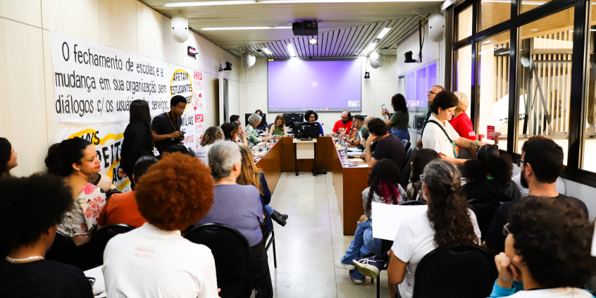 parlamentares e participantes presentes em audiência pública na câmara municipal de bh
