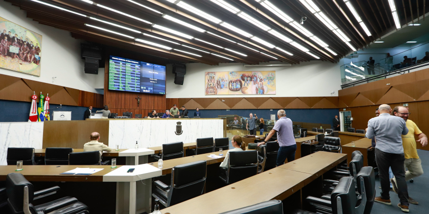 parlamentares presentes em reunião plenária da câmara de bh