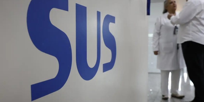 logo do sus em destaque em parede de unidade de saúde