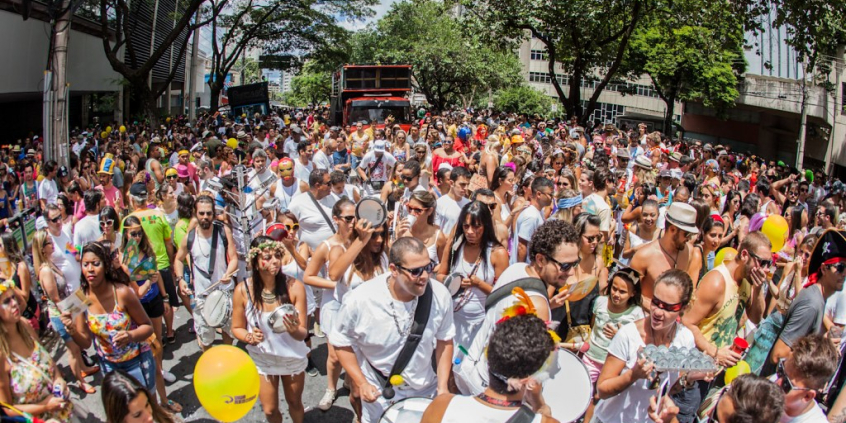 Foliões se divertem em bloco de carnaval