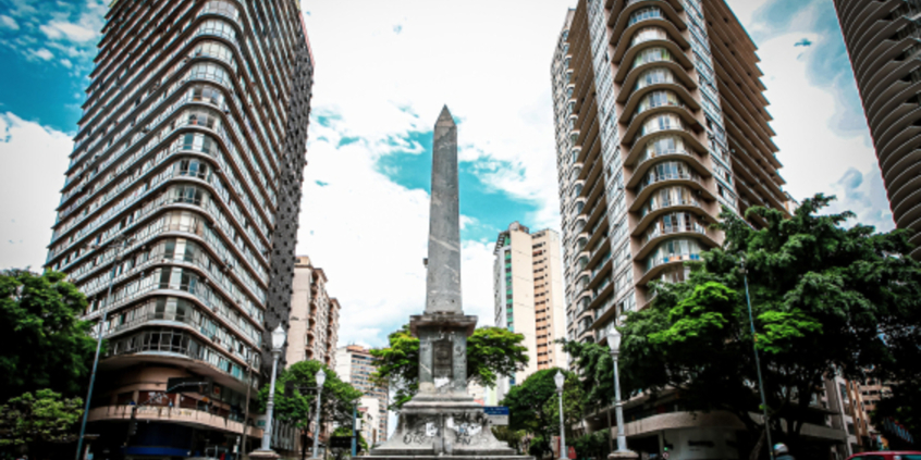 Imagem da Praça Sete, com pirulito em primeiro plano