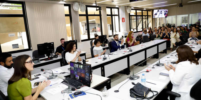 Profissionais da saúde reunidos na CMBH durante audiência pública