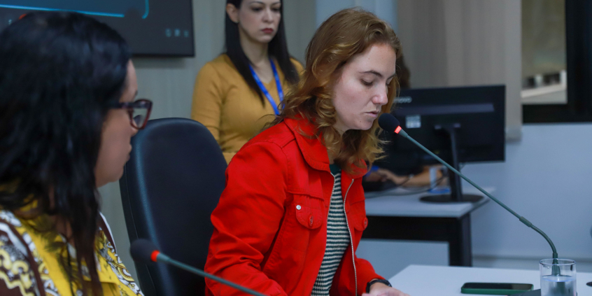 parlamentares presentes em reunião de comissão na câmara de bh