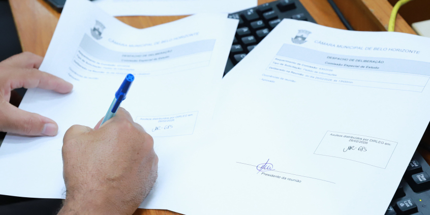 close em mãos de parlamentar assinando papel