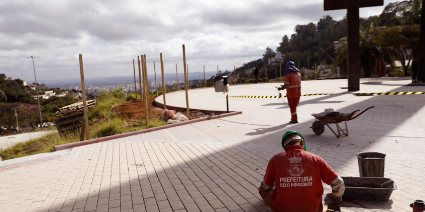 Operários da Prefeitura trabalham na Praça do Papa