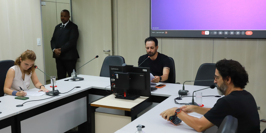 parlamentares presentes em reunião de comissão na câmara de bh
