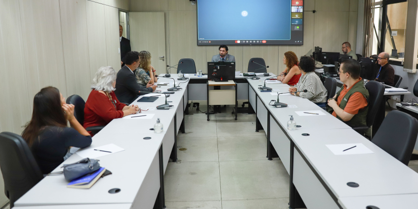 Vereadores e convidados no Plenário Helvécio Arantes