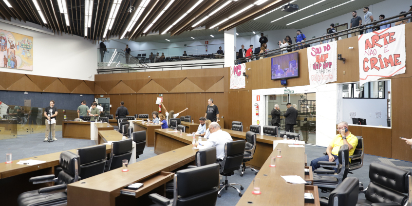 parlamentares presentes na reunião plenária da câmara de bh