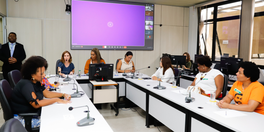 parlamentares presentes em reunião de comissão na câmara de bh