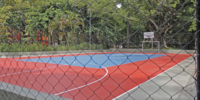 Imagem de quadra de esportes vista do lado de fora