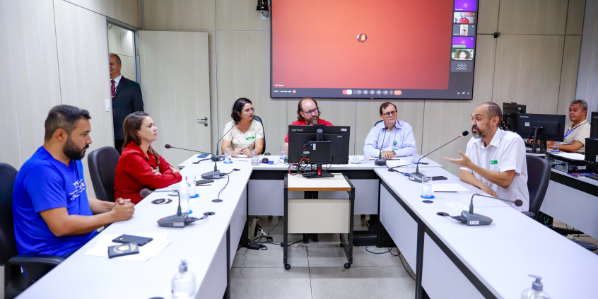 Vereadores e trabalhadores da saúde reunidos em audiência pública na CMBH