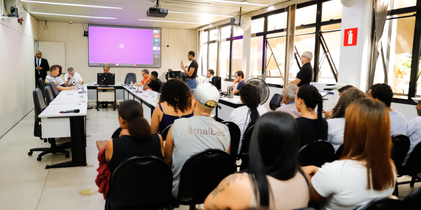 parlamentares e participantes presentes em audiência pública na câmara municipal de bh