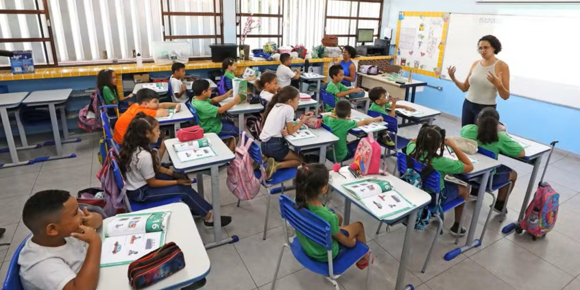 sala de aula com crianças sentadas