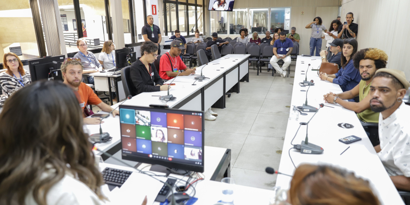 parlamentares e participantes presentes em audiência pública na câmara municipal de bh