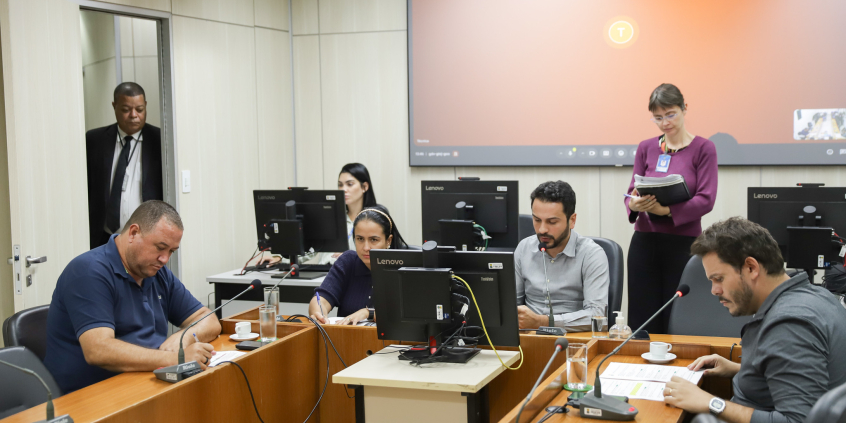 parlamentares presentes em reunião plenária da câmara de bh