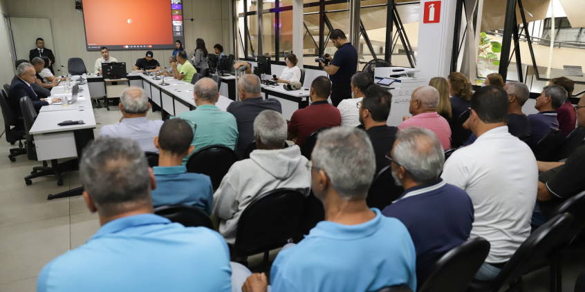 Vereadores e convidados em plenário